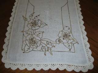 VINTAGE WHITE LINEN EMBROIDERED LACE TRIM TABLE RUNNER DOILIE 14 1/2 